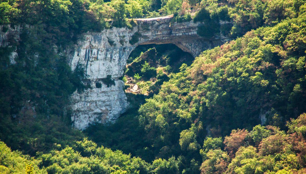 sapevate-che-in-italia-esiste-il-ponte-naturale-piu-grande-d’europa?