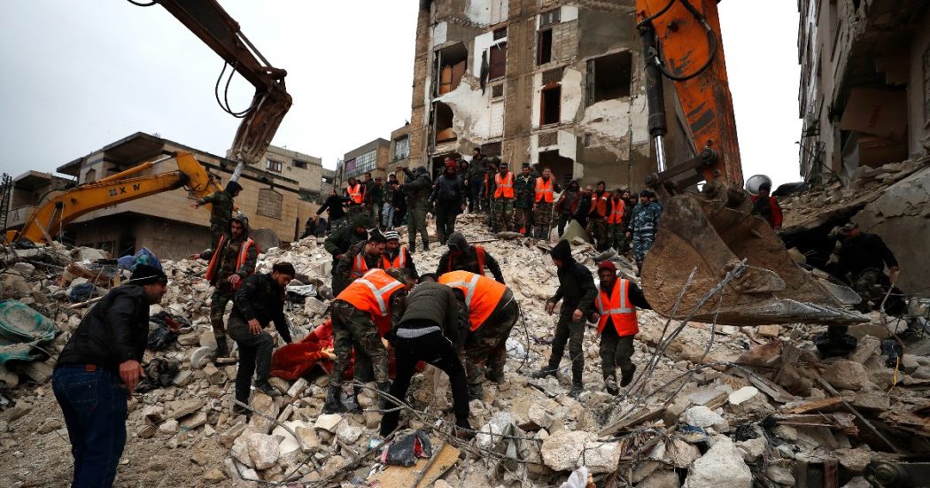 terremoto-di-magnitudo-79-devasta-turchia-e-siria:-morte-oltre-3600-persone.-oms:-“potrebbero-essere-superiori-di-otto-volte”-–-la-diretta-–-il-fatto-quotidiano