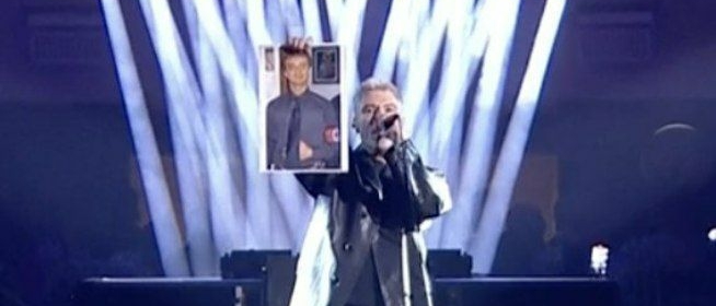 fedez-a-sanremo-strappa-la-foto-del-viceministro-bignami-vestito-da-nazista