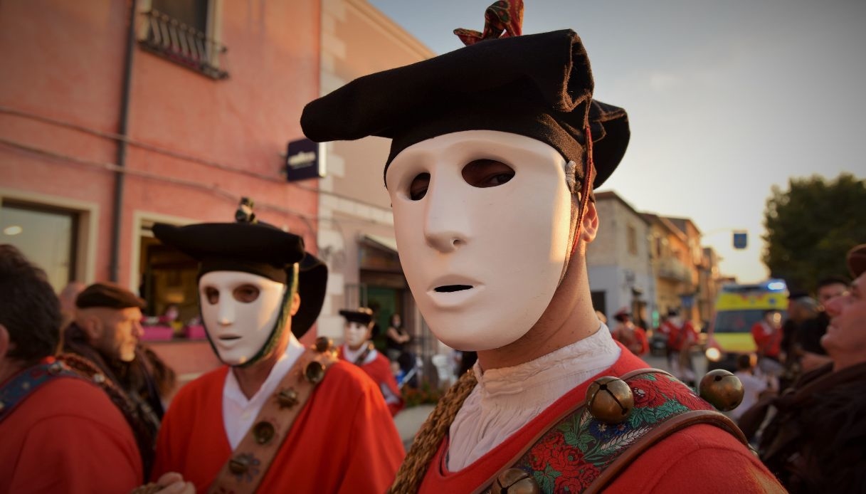 battaglie-d’arance,-streghe-e-spade:-cosi-il-mondo-celebra-il-carnevale