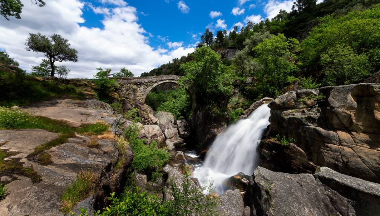 l’incredibile-ponte-costruito-dal-diavolo,-su-una-cascata-mozzafiato