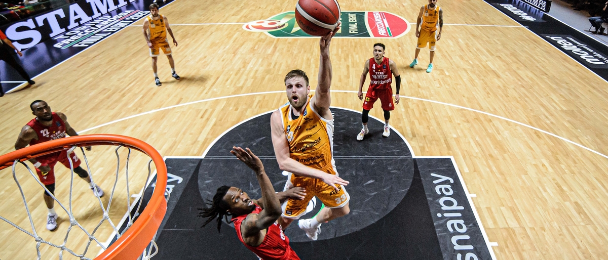 carpegna-prosciutto-pesaro-batte-varese-84-80-e-vola-in-semifinale-di-coppa-italia