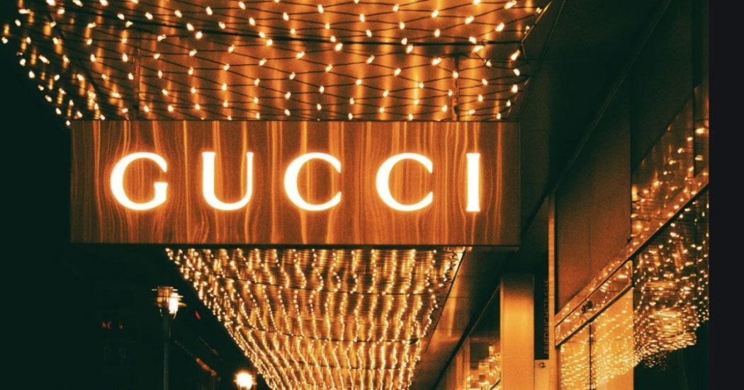 gucci,-i-nuovi-negozi-sempre-piu-esclusivi:-“nulla-costera-meno-di-40-mila-euro”.-il-piano-di-pinault-per-il-futuro-della-casa-di-moda-–-il-fatto-quotidiano