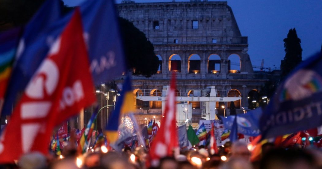 roma,-fiaccolata-per-la-pace:-“subito-trattativa-per-fermare-la-guerra”.-conte:-“nessuno-puo-dettare-le-condizioni-in-modo-arrogante”-–-il-fatto-quotidiano