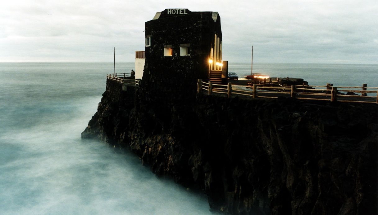 dormire-tra-le-onde-dell’oceano-nell’hotel-piu-piccolo-del-mondo