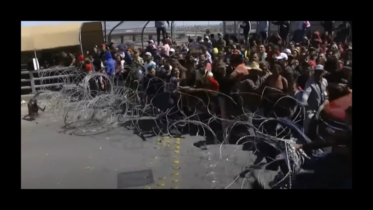 usa,-il-video-choc:-migliaia-di-migranti-tentano-di-sfondare-il-confine-–-paolo-manzo