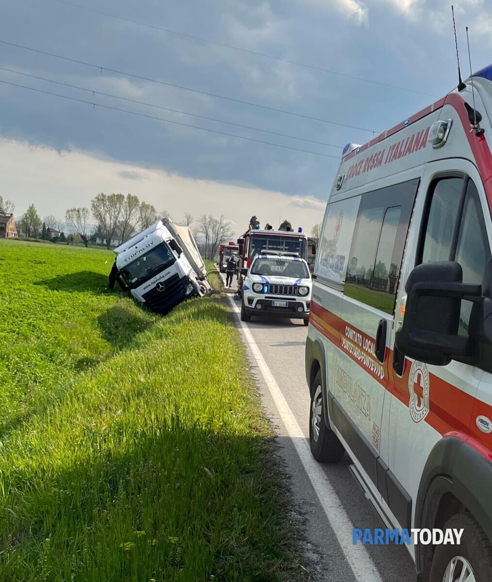 trecasali,-perde-il-controllo-del-camion-e-finisce-nel-canale:-conducente-in-ospedale